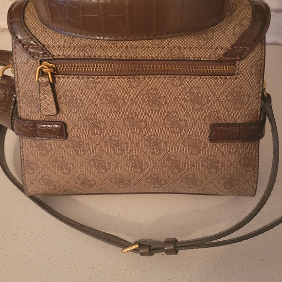 Guess purse - Picture 2 of 2